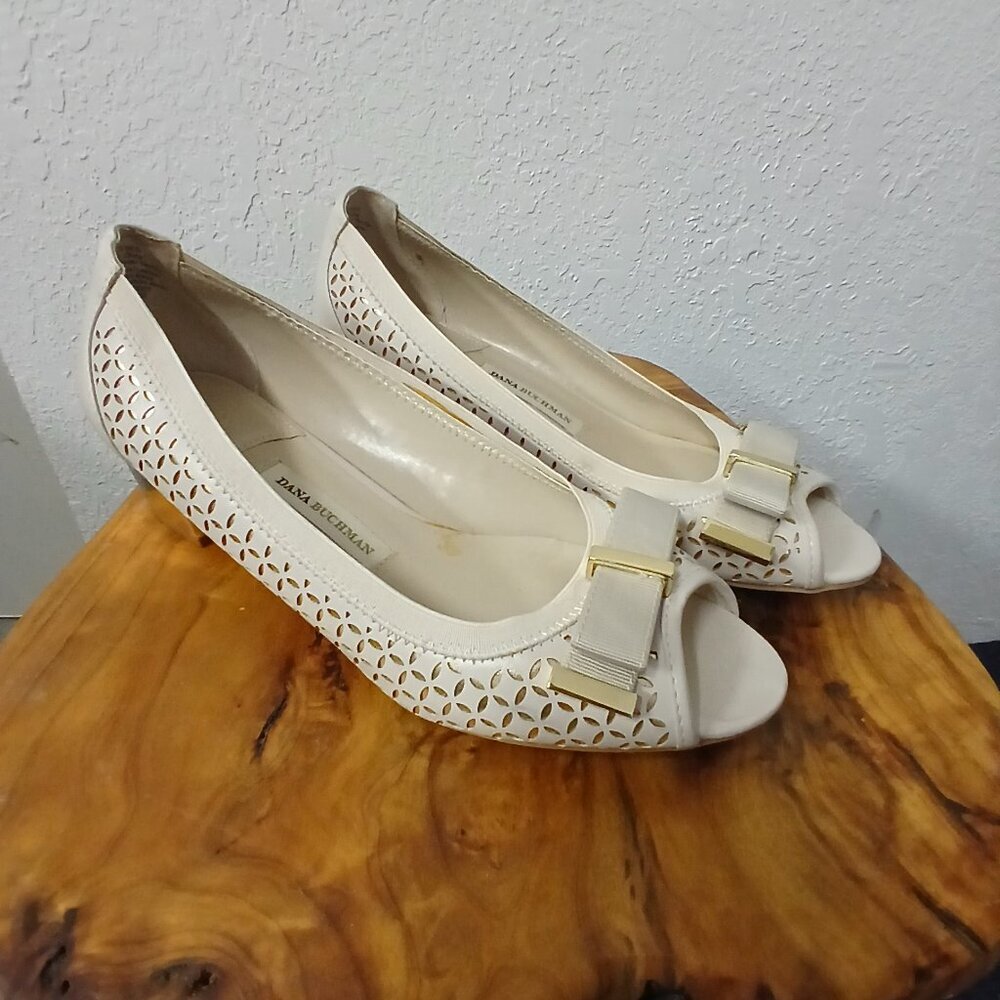 UEC Dana Buchman Peep toe with gold buckle  sz 7.5